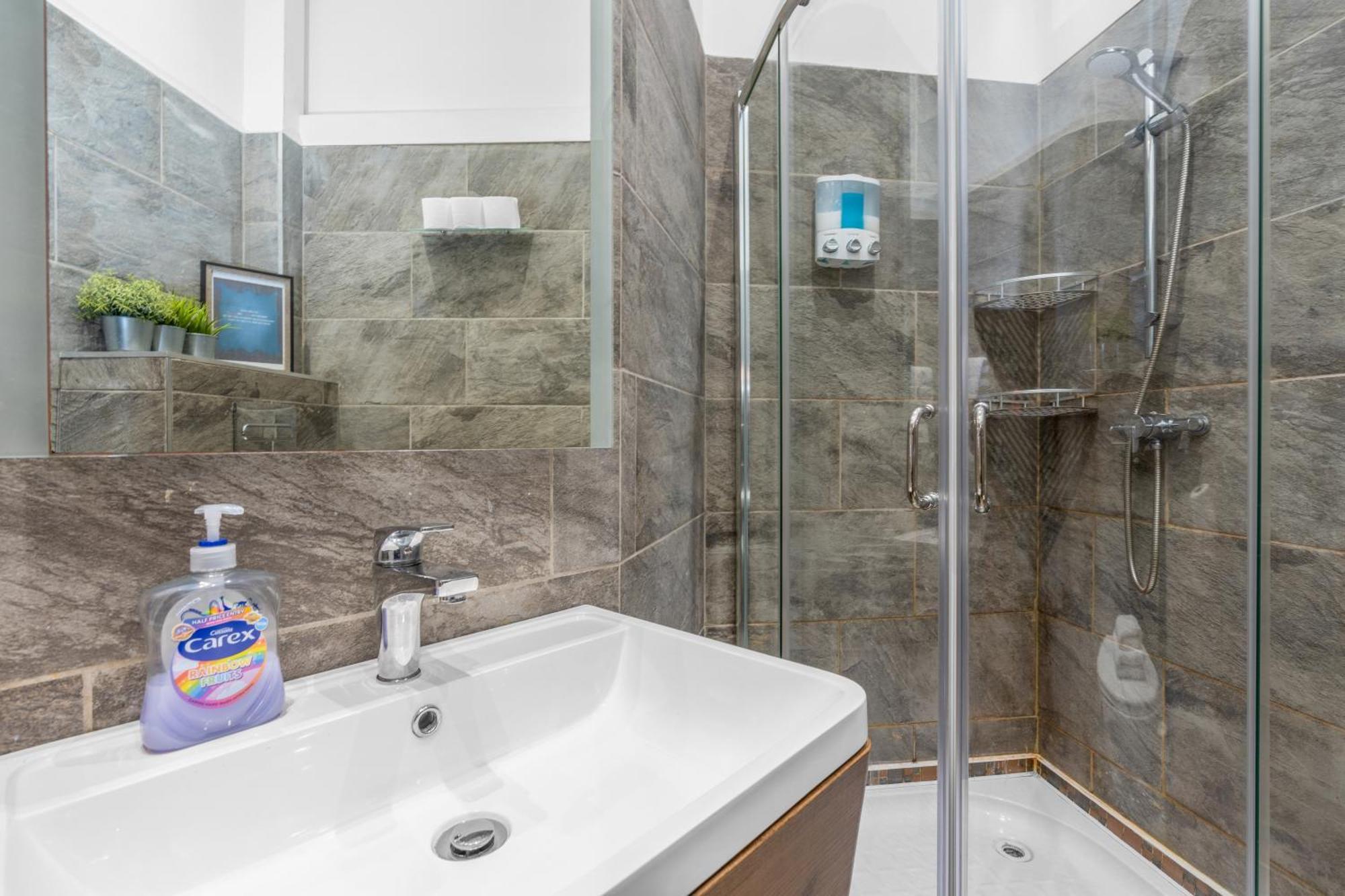 Cosy Modern City Centre Flat Edimburgo Esterno foto